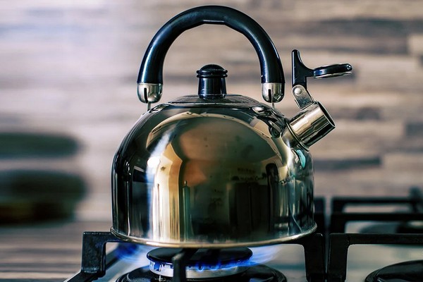 Горчичный порошок против жира: Экологичный способ отчистить чайник снаружи и изнутри