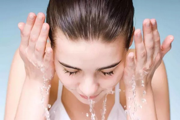 Опасность умывания горячей водой зимой: косметологи предупреждают