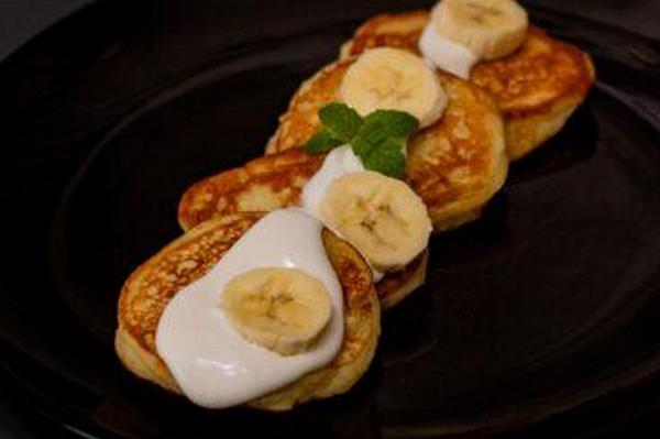 Яблочный, банановый или ягодный? 5 фруктов, которые сделают оладьи ароматными и воздушными