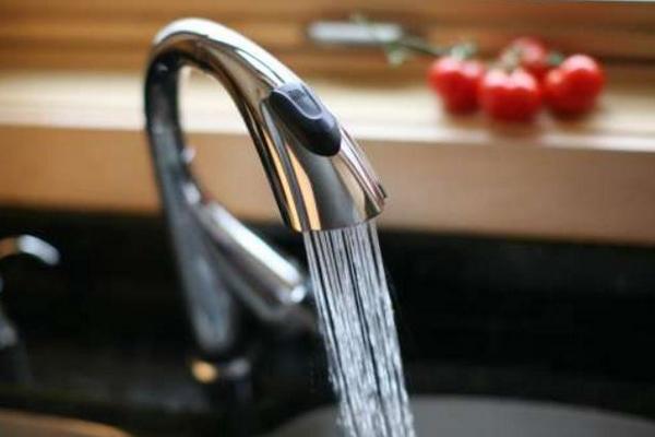 Смеситель будет сиять неделями: Секрет хозяек — чем натирать краны, чтобы они оставались чистыми