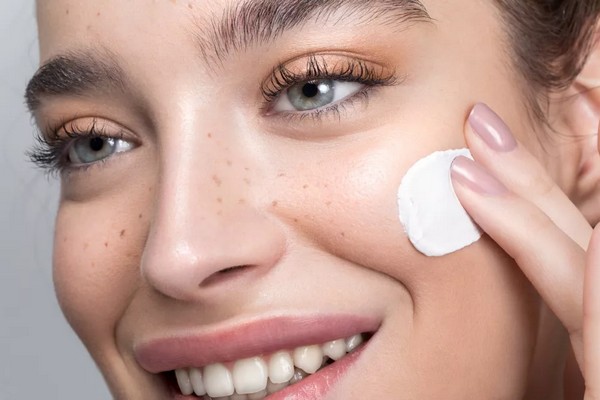 Увлажняющий крем — основа всего: 4 ключевых компонента для ежедневного ухода за кожей лица