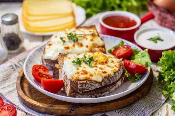 Закуска «Ходовая» на хлеб: быстрый рецепт с сыром и яйцами на каждый день и праздник