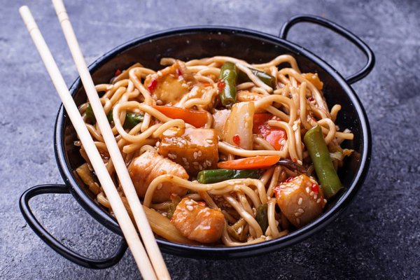 Удон с курицей за 15 минут: Самый простой рецепт азиатской лапши для быстрой и вкусной еды