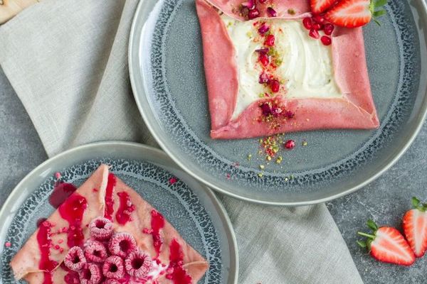 Розовые блины с шоколадом: Простой рецепт яркого завтрака со свекольным соком