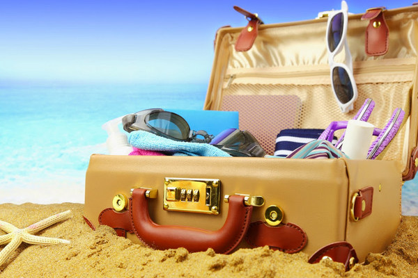 Косметичка для пляжа: 5 главных средств, которые спасут кожу от солнца, соли и ветра