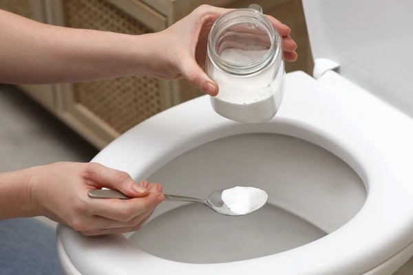 Унитаз засияет за 15 минут: простой домашний раствор, который работает лучше химии