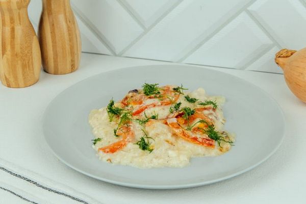 Запеканка «5 минут» с курицей и ветчиной в соусе бешамель: идеальный быстрый ужин