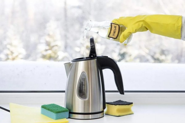 Вернет блеск: как лимон удаляет накипь и разводы со стенок прозрачного чайника