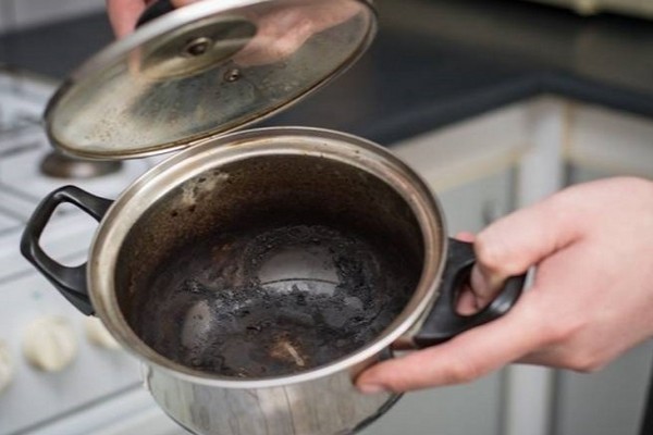 Соль спасет пригоревшую кастрюлю: 3 шага, чтобы посуда засияла как новая