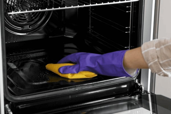 Всего тридцать минут: Как очистить духовку до блеска без едкой химии