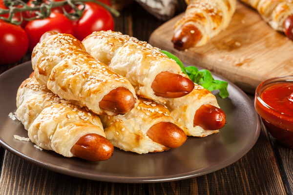 Сосиски в слоеном тесте: Немецкая выпечка для быстрого и вкусного перекуса за 20 минут.