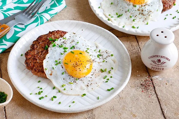 Сочный бифштекс из фарша с глазуньей и с...