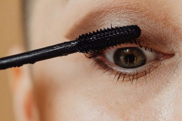Почему слипаются ресницы: главная ошибка при нанесении новой туши, о которой не знают 90% женщин