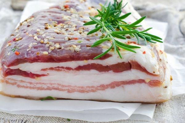 Секрет быстрого засола сала: Самый простой способ с кипятком за несколько часов