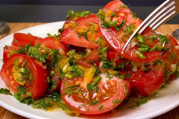 Салат-пирамидка за 5 минут: Быстрый рецепт из помидоров и консервированных цукини