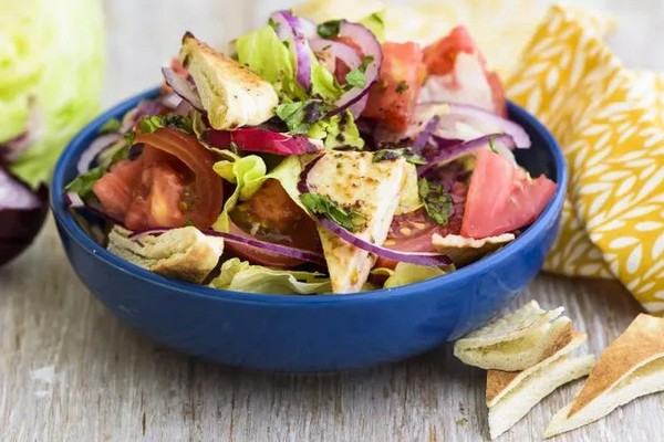 Секретный ингредиент: как 1 ложка рома превращает салат со сливами и дыней в изысканный десерт