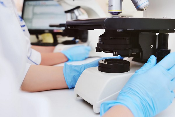 Що таке біопсія кісткового мозку і як вона допомагає при лейкемії?