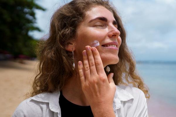 Ошибка №1, ускоряющая старение: Почему игнорирование SPF после 40 лет сводит на нет весь антивозрастной уход