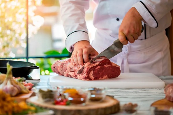 Секреты шеф-повара: 5 шагов подготовки, чтобы говядина на сковороде была сочной, а не резиновой