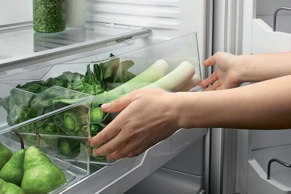 Лайфхак для холодильника: Как бумажные полотенца сохраняют зелень и овощи свежими в 2 раза дольше
