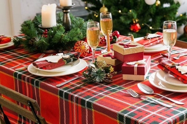 Новогодние скатерти для особого настроения: как выбрать и что учесть