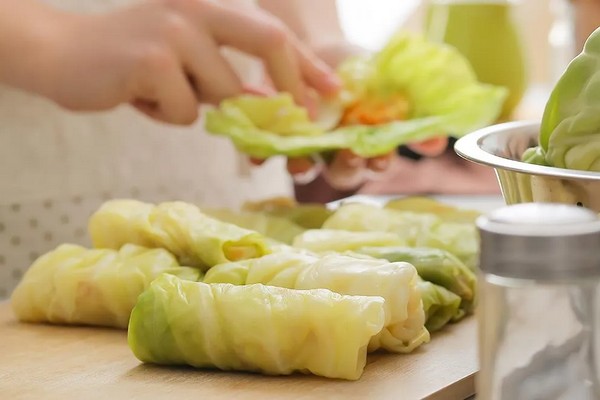 Быстрый способ: Как приготовить капустные листья для голубцов в микроволновке