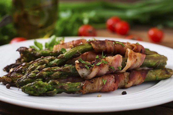 Зеленая спаржа с беконом на сковороде: ресторанный деликатес на вашей кухне за 10 минут