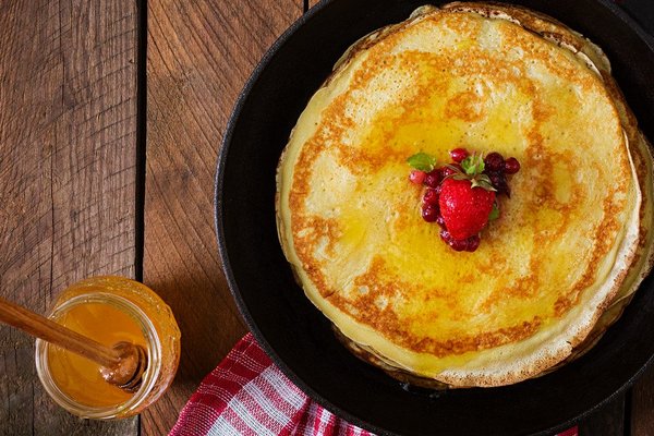 Секрет идеальных блинов: Почему повара советуют добавлять в тесто только теплое молоко