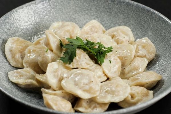 Секрет сочного фарша: Как приготовить пельмени из курицы с зеленью, чтобы начинка не была сухой