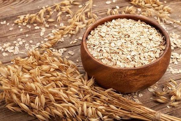 Диетолог назвала: самая полезная овсянка — только цельное зерно, без хлопьев и сахара