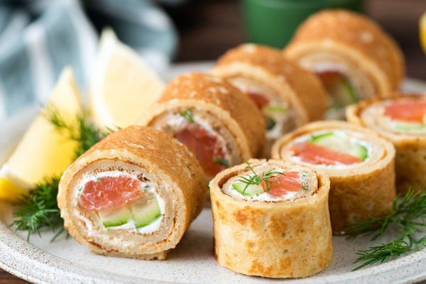 Блинные суши с красной рыбой: ленивый рецепт изысканной закуски