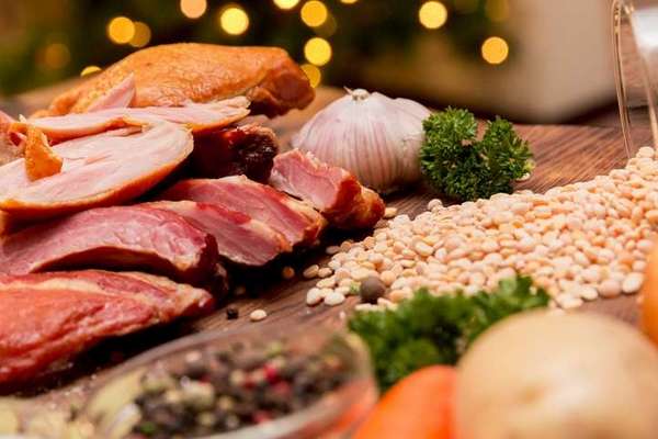 Онколог предупреждает: какие популярные продукты официально признаны канцерогенами