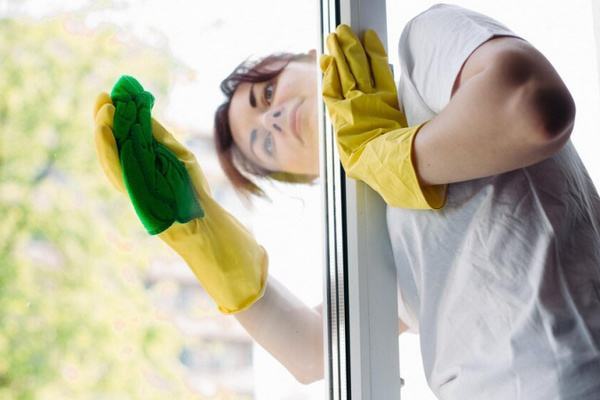 Окна засияют к празднику: секретный раствор опытных хозяек для мытья стекол без разводов