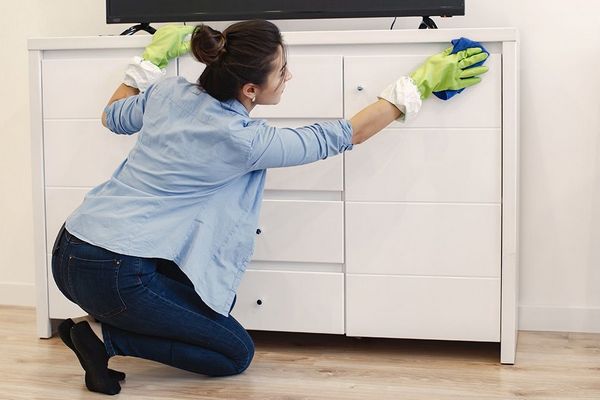 Пыль не будет оседать неделями: секретный рецепт домашнего антистатика для мебели