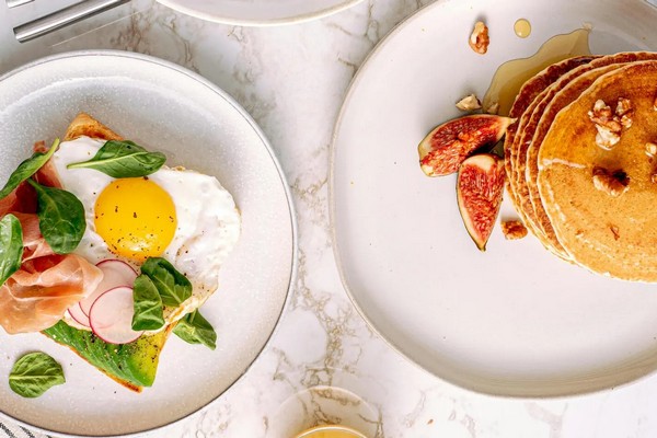 Рекордные 45 секунд: как приготовить нежную яичницу без сковороды и плиты