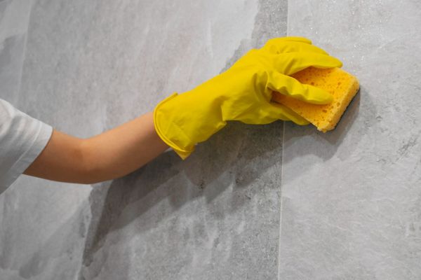 Белоснежные швы навсегда: секретный трюк с воском для вашей плитки