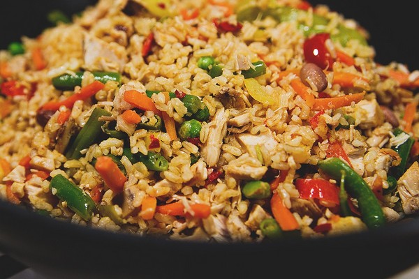 Жареный рис с ветчиной и овощами: идеальный рецепт за 15 минут