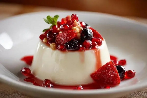 Молочное облако с ягодами: рецепт изысканного десерта, который тает во рту
