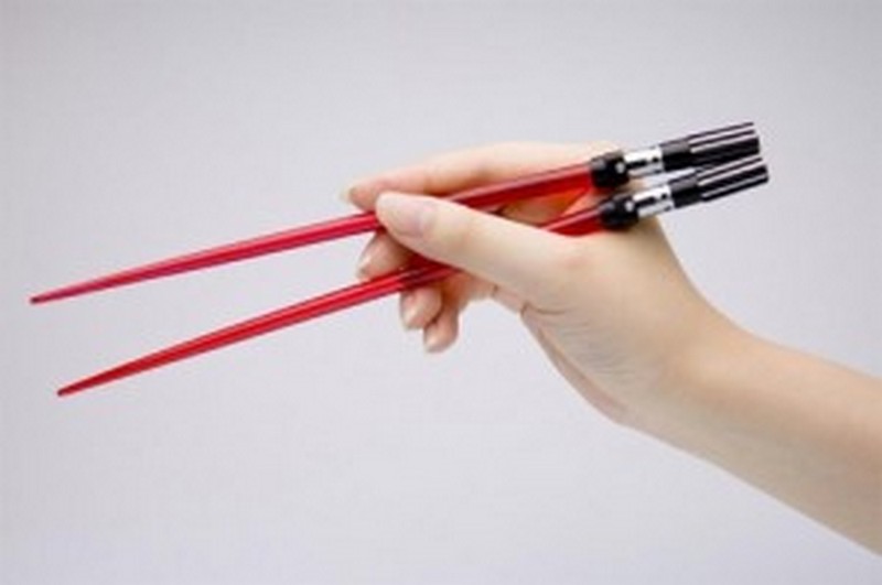 Как правильно держать китайские палочки?