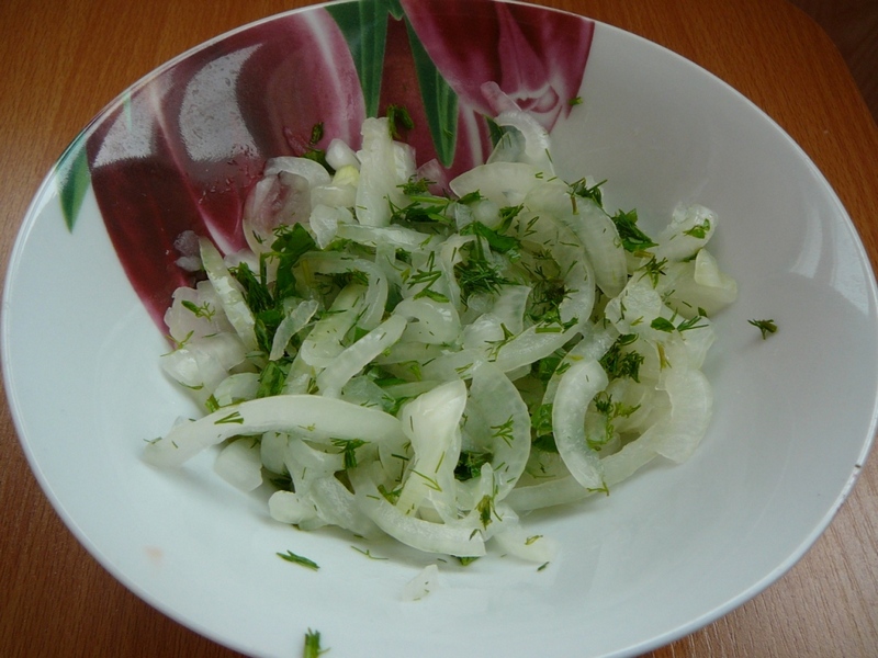 Быстрый маринованный лук для салатов.
