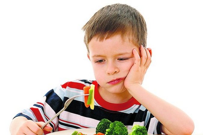 Эксперты: не стоит заставлять ребенка доедать все с тарелки