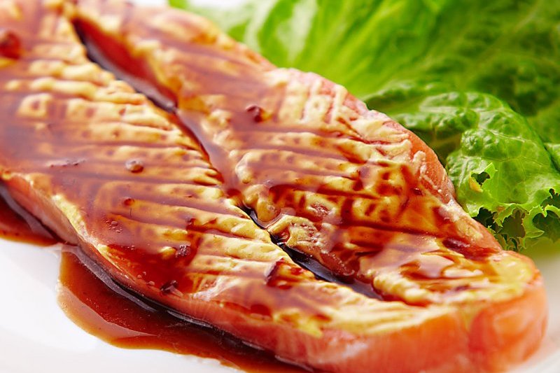 Филе красной рыбы в соево-чесночном маринаде