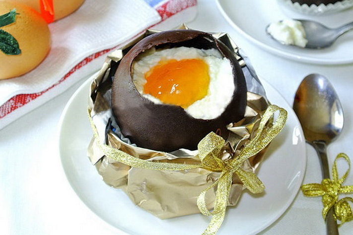 Шоколадные яйца со сливочным кремом и фруктами