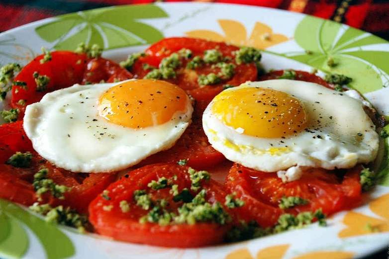 Завтрак украинского холостяка: яичница со шкварками, овощами и гренками