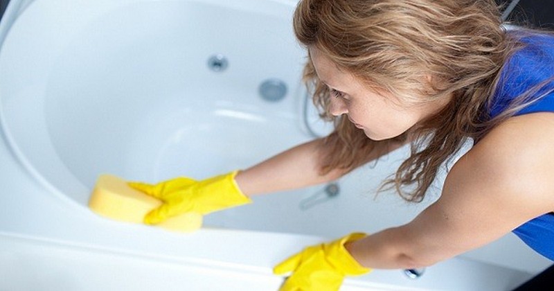 Это самодельное чистящее — единственное, что вам нужно для уборки в ванной