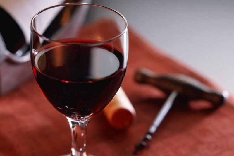 Ученые назвали количество вина, полезное для сердца