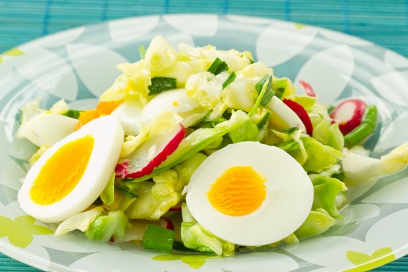 Почему стоит добавлять яйца в овощной салат