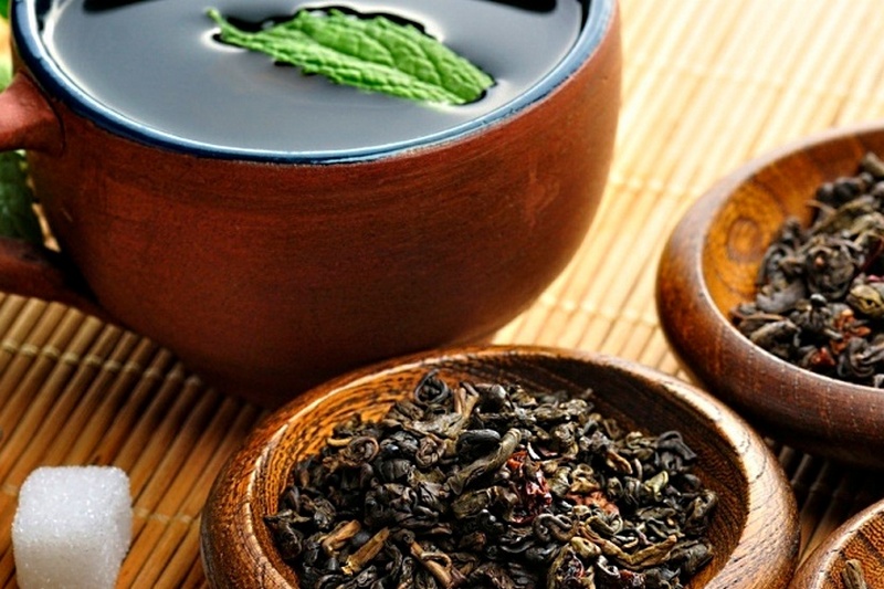 Использованная чайная заварка. Чайная заварка для домашних цветов. Заварка от поноса чайная. Крепкий чай от поноса. Пак чай салат.