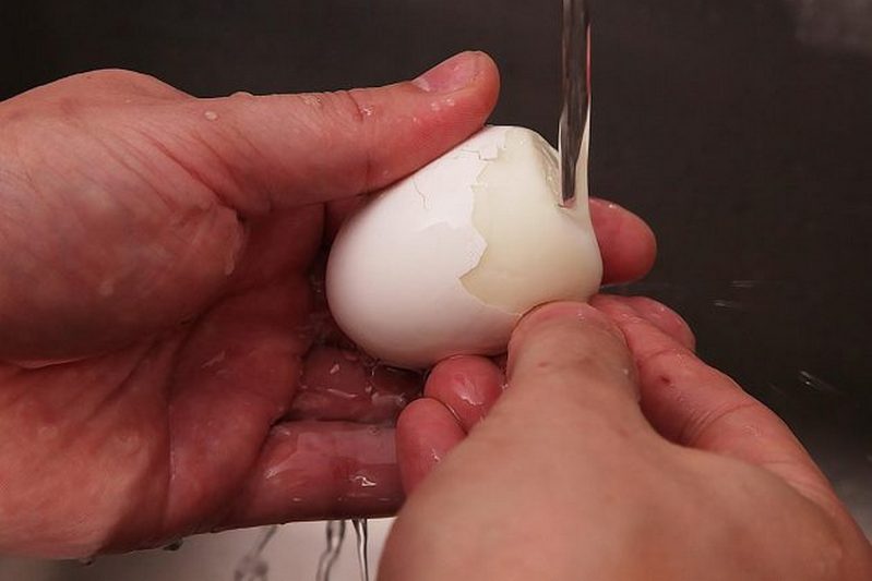 Как правильно чистить вареные яйца от скорлупы: 5 советов