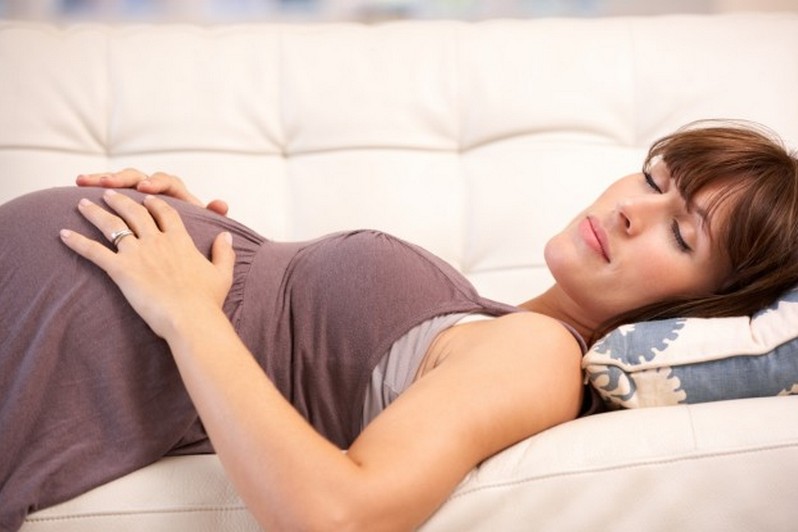 Почему беременным опасно спать на спине
